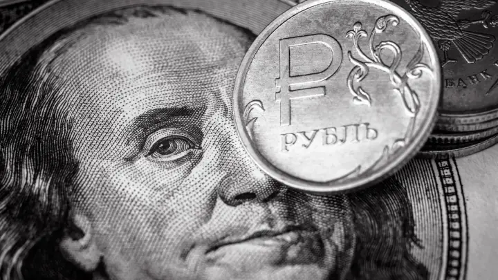 Доллар за 90 вполне может быть: эксперт не исключил ослабления рубля