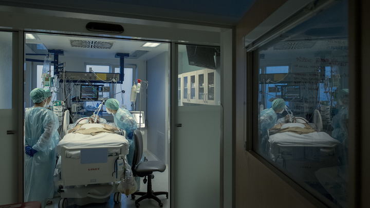 Является вирусом: Онколог объяснил, можно ли заразиться раком