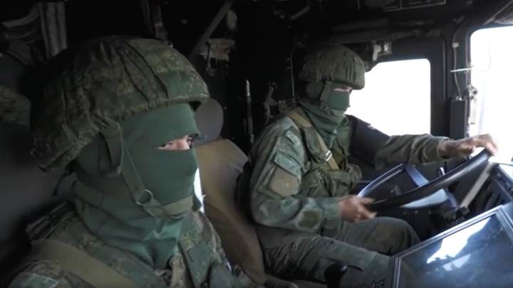 Выдержит автоматную пулю. В Петербурге представят военный шлем будущего