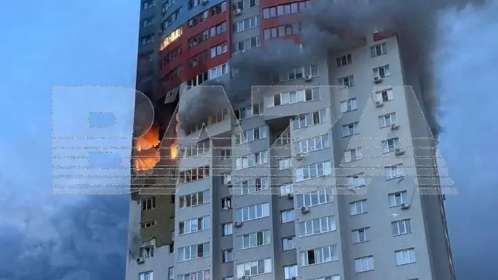 Пожар в многоэтажке Рязани после атаки беспилотника ВСУ: очевидец снял видео