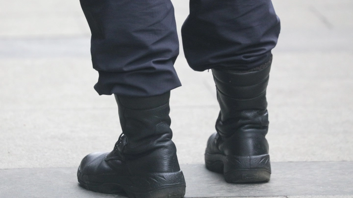 Маскарад в Судже: Переодетого в женщину боевика ВСУ выдали берцы