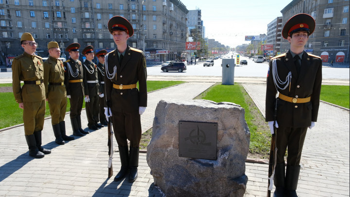 Первый камень стелы Новосибирск – город трудовой доблести установили на площади Калинина