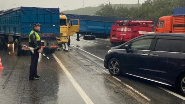 Возле перевала Волчьи ворота убрали грузовик, который перекрыл трассу Новороссийск-Керчь