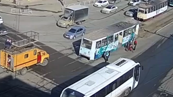 Движение ограничено: в центре Челябинска у трамвая вырвало рога