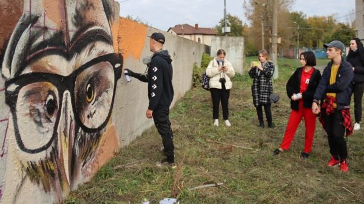 В Коломне преподаватели вуза расписали забор граффити