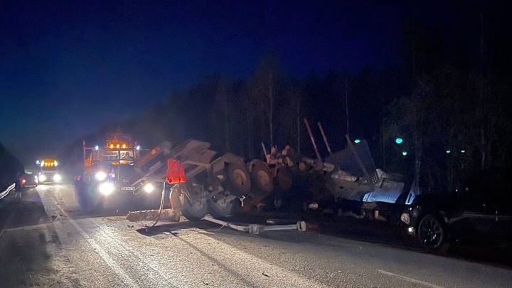 Лесовоз опрокинулся на трассе в Свердловской области из-за лопнувшего колеса