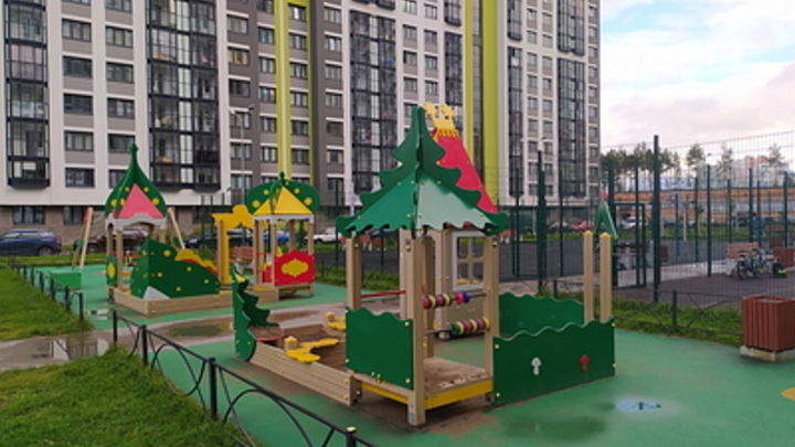 Девочка двух лет умерла на прогулке в детсаду Тобольска: Тело ребёнка найдено в домике