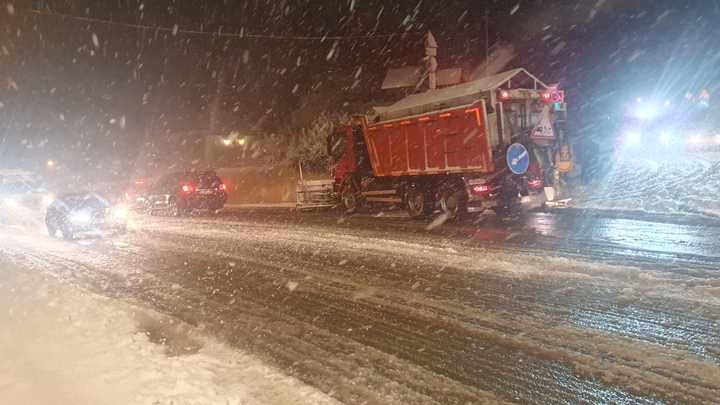 Из-за снегопада в Краснодарском крае закрыт перевал и часть федеральной трассы
