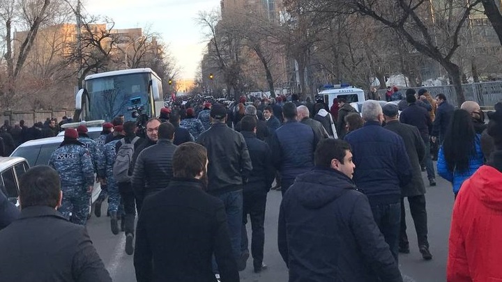 Армянские торговцы устроили акцию протеста перед рынком Малатия  — известны их требования