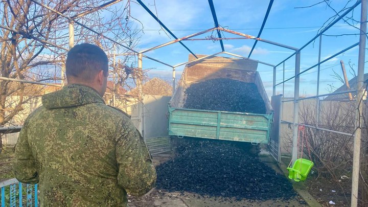 Сотрудники СК оказали помощь многодетной жительнице Геническа