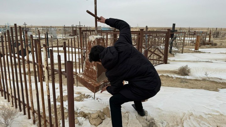 После набега вандалов в Казахстане восстановили кресты на православном кладбище