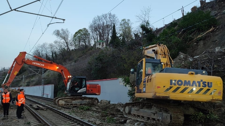 График движения поездов нарушен из-за схода оползня на ж/д пути в Сочи