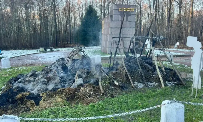 Вандалы сожгли шалаш Ленина в музее под Петербургом