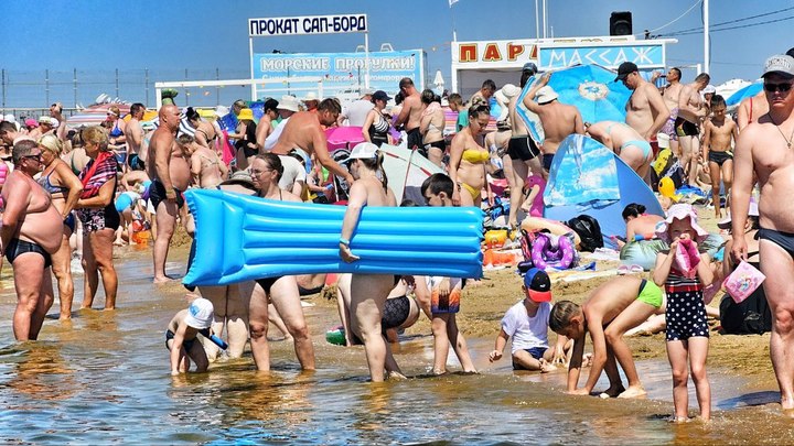 Закончились даже стоячие места: в соцсетях публикуют кадры переполненных пляжей Анапы