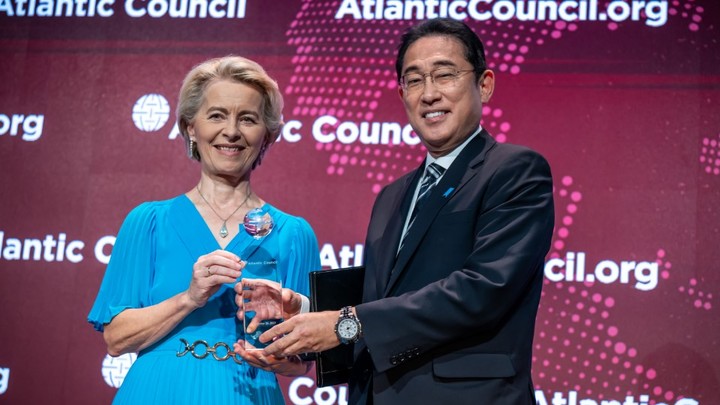 Глава ЕК умудрилась свалить вину за бомбёжку Хиросимы на Россию. Захарова: Отвратительно и опасно