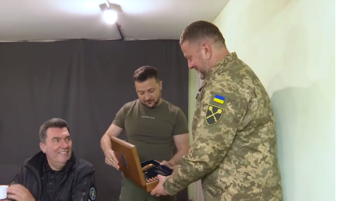 Давай лучше сам: В подарке Зеленского Залужному усмотрели смертельный намёк