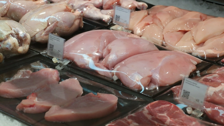 Курица будет стоить как свинина. Молоко тоже взлетит: Рост цен в России - прогноз до конца года