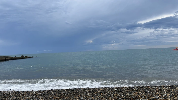 Агата Муцениеце с дочерью попали под проливной дождь в Сочи