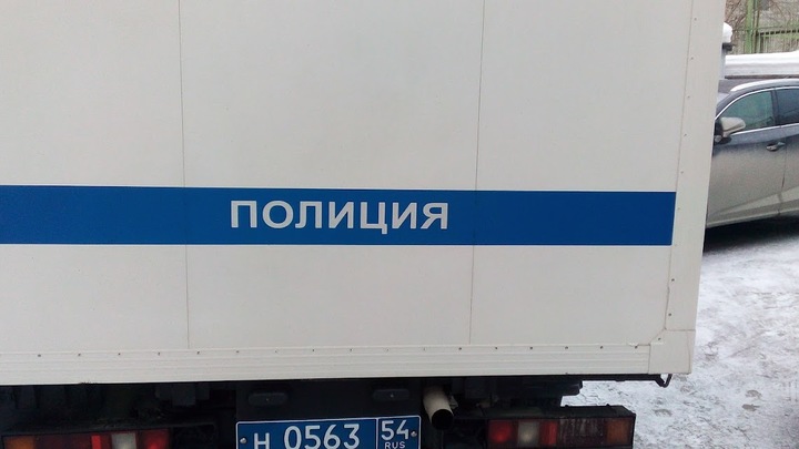 Новосибирец за полчаса украл у пассажиров автобусов три мобильных телефона