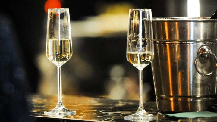 Бокалы полетели в купол: Участник ПМЭФ устроил погром на закрытой вечеринке