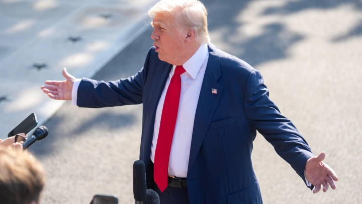 Трамп снова разочарован: Белый дом не может замять скандал с Эпштейном