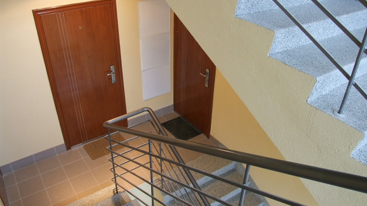 Пенсионера ранили в подъезде. Потребовалась операция