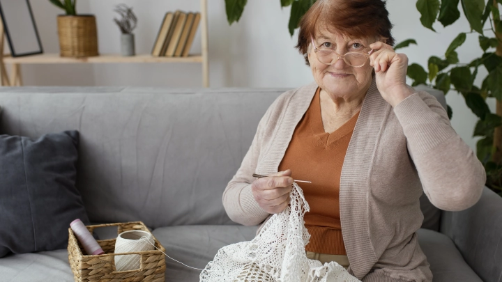 Немецкие бабушки связали свитера для детей в Донбассе