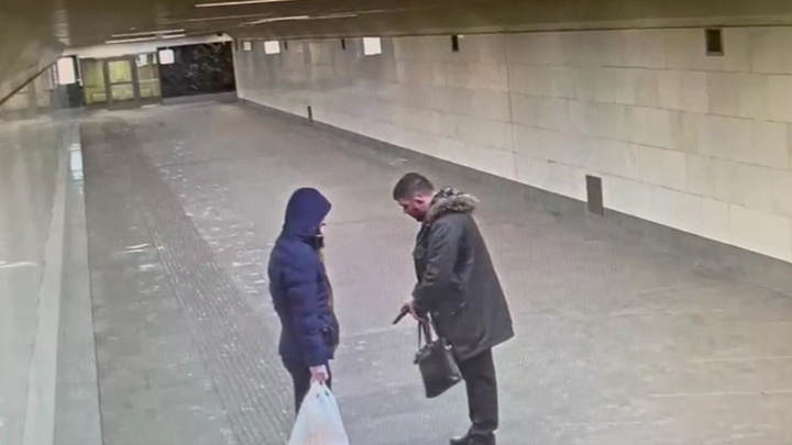 Пьяный москвич угрожал пассажиру пистолетом и стрелял в пол на станции метро «Петровско-Разумовская»