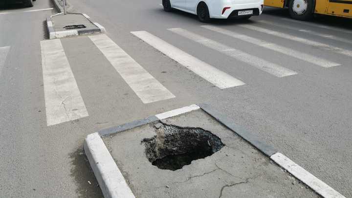 Загадочные провалы заметили на проспекте Дзержинского в Новосибирске