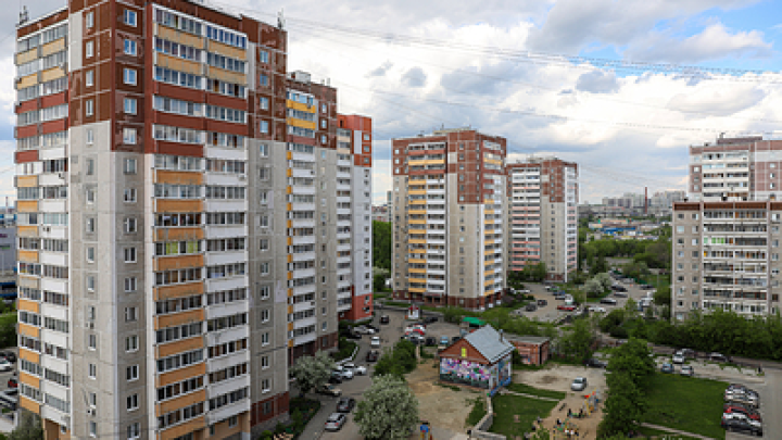 Туалеты специально для мигрантов поставили на газонах в центре Екатеринбурга