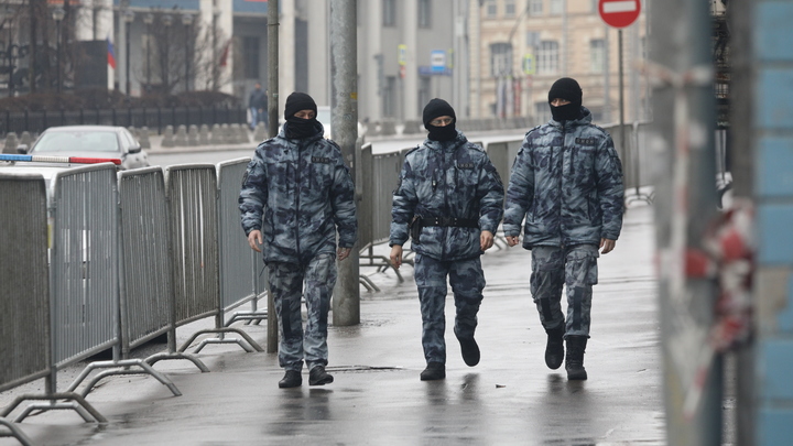 Подозрительная записка выгнала на улицу десятки людей: Во Внуково возникла угроза теракта