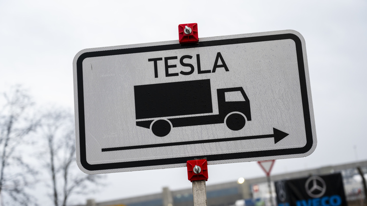 Пенсионер на Renault Logan разбил Tesla за 9 млн рублей