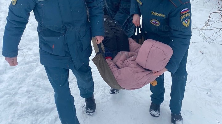 В Краснодаре пострадавшая после падения школьница пролежала 20 минут на снегу без помощи взрослых