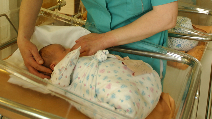 18-летнюю владимирку, которую заставляли в роддоме отказаться от ребенка, выписали с дочкой домой