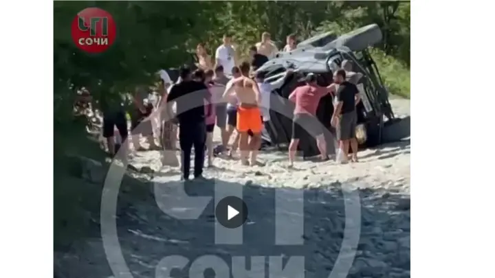 Есть видео опрокинувшегося УАЗ «Патриот» с туристами в горах в Сочи