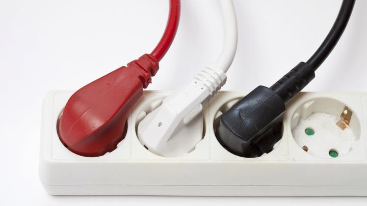 Вытащите это немедленно! Сколько денег тратится впустую, если оставлять зарядку в розетке