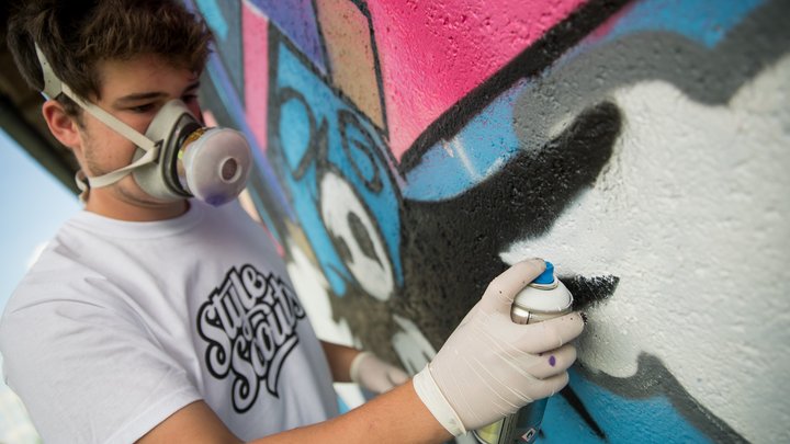 Мигрант разрисовал памятник во Владивостоке, чтобы признаться в любви