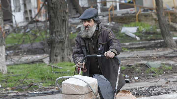 Стыдно побираться, я умею зарабатывать: Жители Мариуполя в ожидании нормальной жизни