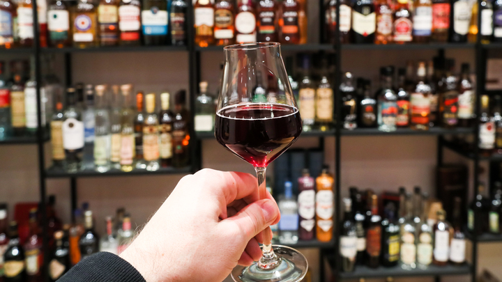 Законопроект по легализации онлайн-продажи алкоголя в России отозвали на доработку