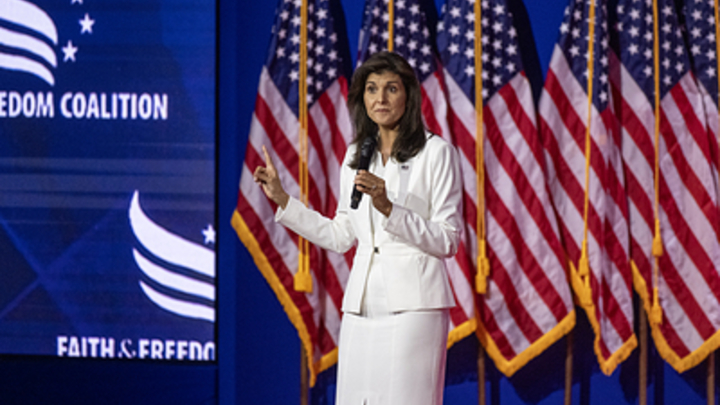 Затравленно молчала. Нападавшая на Россию кандидат в президенты США получила достойный ответ