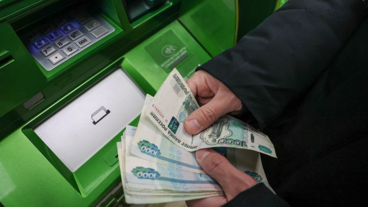 В Москве прохожая спасла от мошенников пенсионерку с пачкой денег