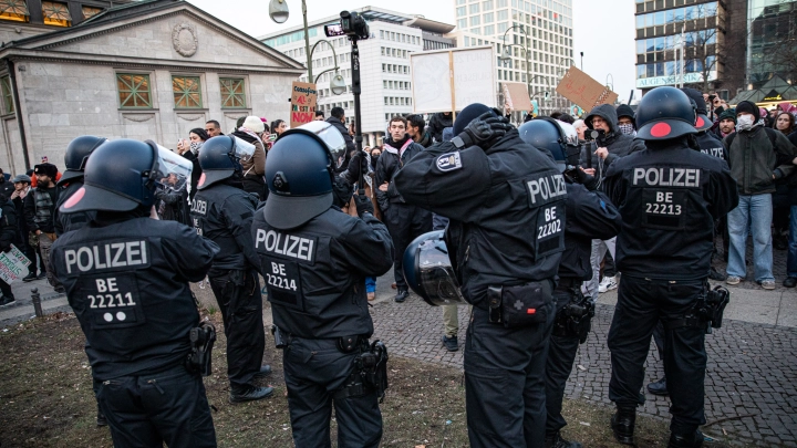 Число пострадавших от наезда автомобиля на толпу в Мюнхене выросло до 36. Водитель говорит, что он не нарочно
