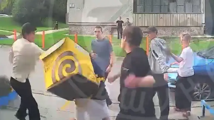 Жестокое нападение в Новосибирске: мигранты избили парня за защиту ребёнка