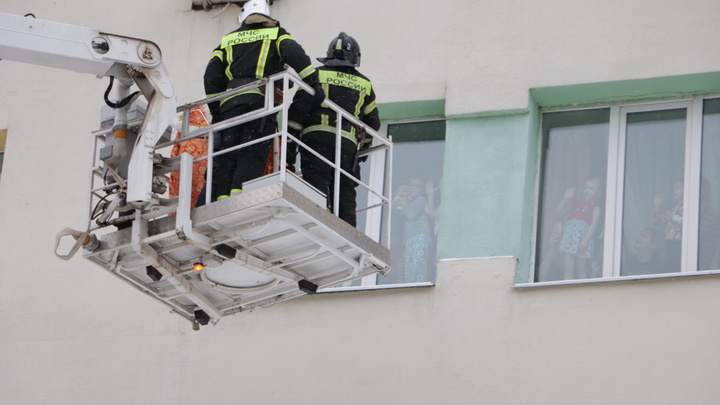 К юным пациентам владимирской детской больницы Дед Мороз пришел через окно!