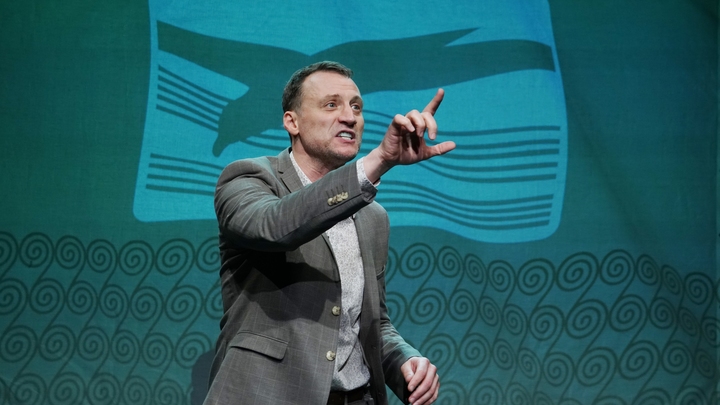 Не в свои сани не садись: Режиссёр Самгин парой фраз обрезал истерику артиста-эмигранта Белого