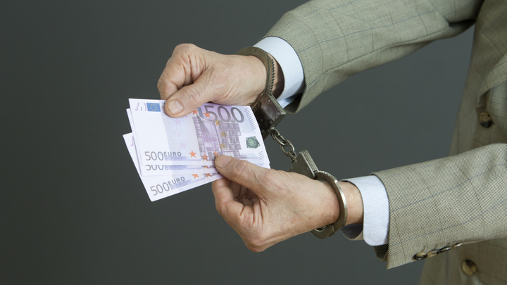 В Петербурге следователь получил взятку в миллион рублей