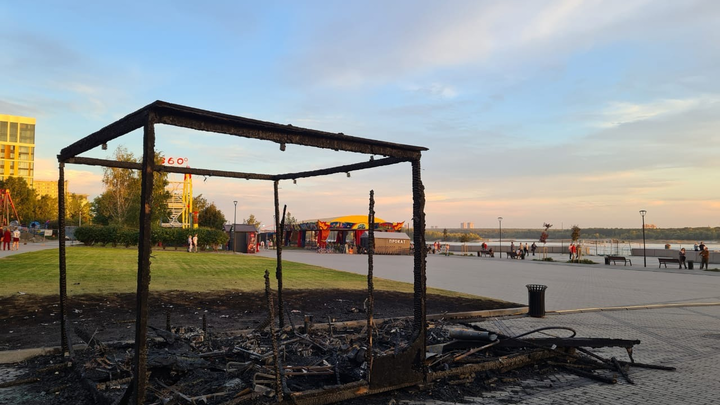 На Михайловской набережной уже неделю стоит остов сгоревшего пункта проката электромобилей