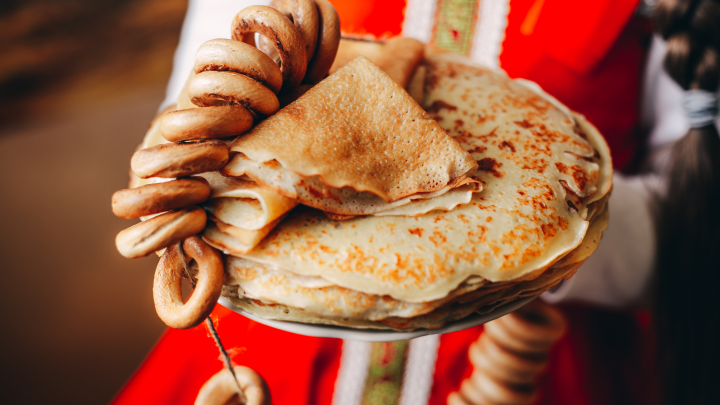 Астраханский священник разоблачил фейки о «запретных» блинах на Масленицу