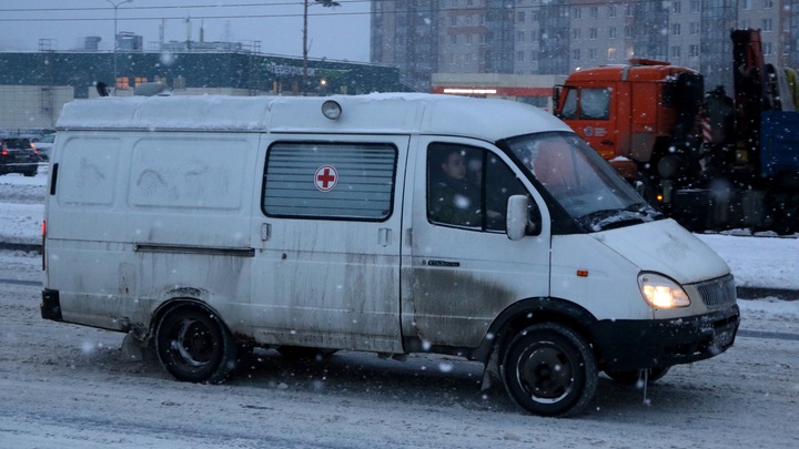 В Нижнем Новгороде автомобиль скорой помощи наехал на камень и повис на нём