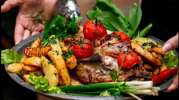 Именно этим и надо было кормить Канье: Русским показали завтрак за 72 тысячи рублей в московском ресторане